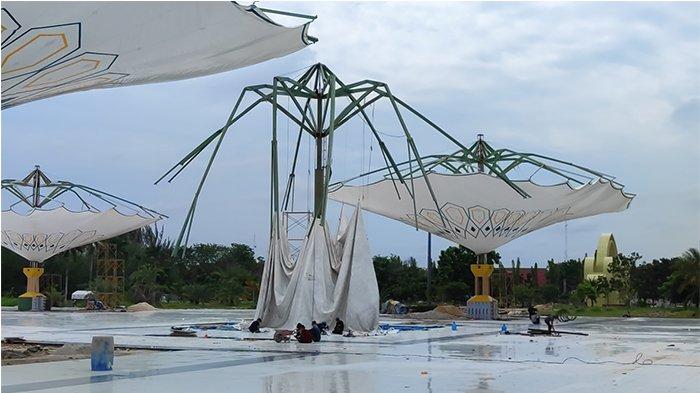 Payung elektrik di halaman Masjid Annur Pekanbaru (Tribune Pekanbaru))