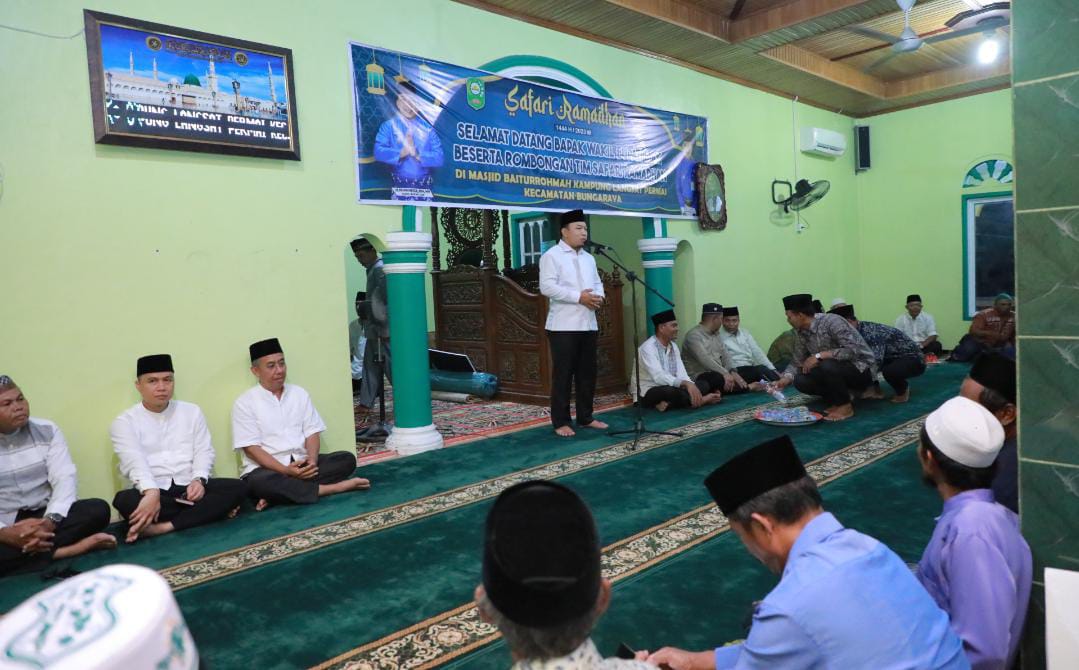 Wabup Siak, Husni Merza saat safari ramadhan di Kampung Langsat