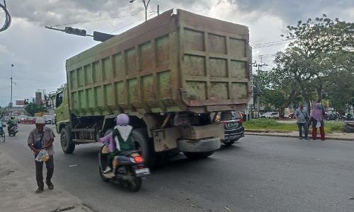 Truk masuk jalan SM Amin Pekanbaru (Halloriau.com)