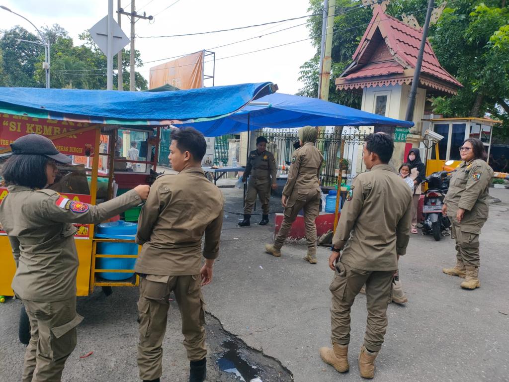 Penertiban PKL oleh Satpol PP Pekanbaru (Pekanbaru.go.id)