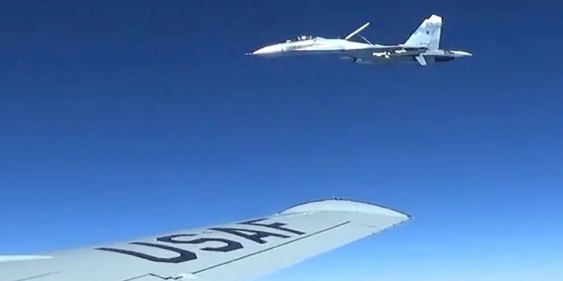 Flanker SU-27 milik Rusia terlihat dari jet tempur milik Angkatan Udara AS (AFP)