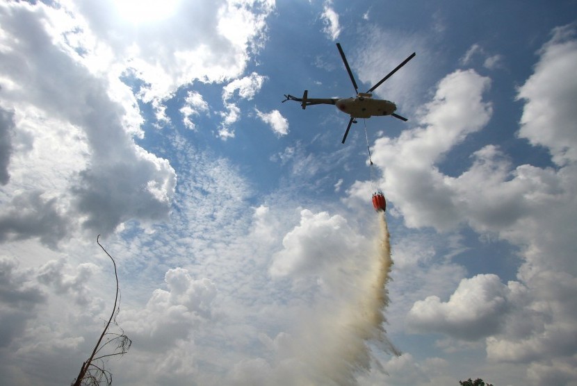Ilustrasi Helikopter Water Boombing (Antara)