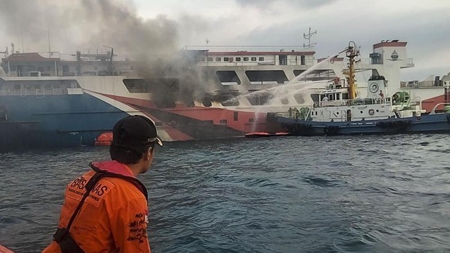 Pemadaman Kapal KMP Royce 1 yang Terbakar (Anatar)