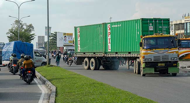 Mobil bertonase besar masuk dalam kota Pekanbaru (Riaupos))