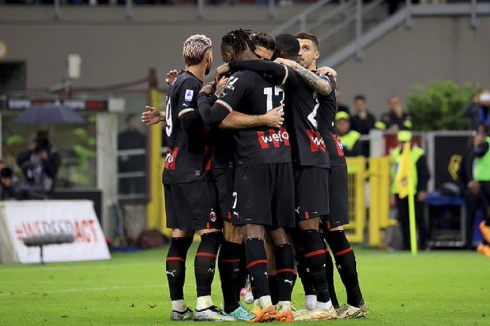 Pemaian AC Milan merayakan kemenangan (twitter.com/acmilan)