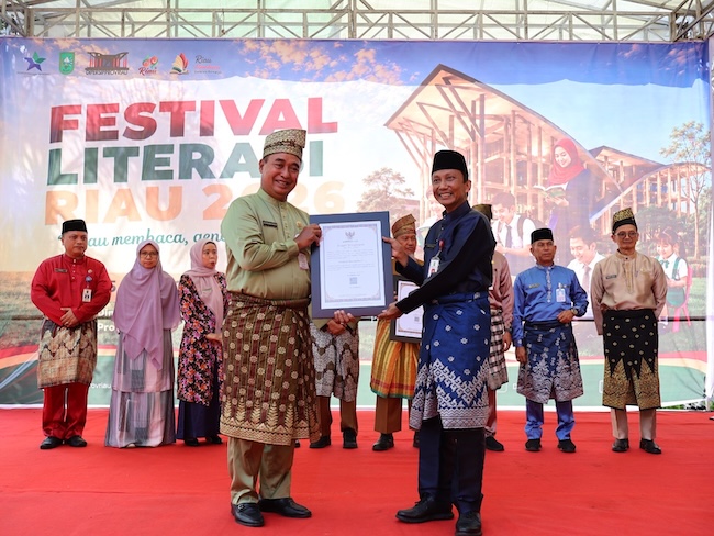 Penyerahan penghargaan pengawasan kearsiapan